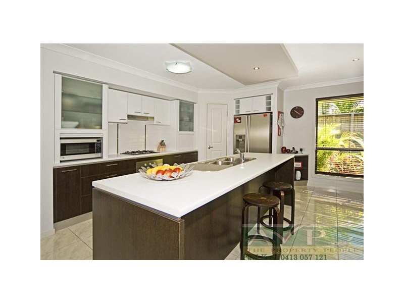 8 Long Island Drive, Windaroo QLD 4207