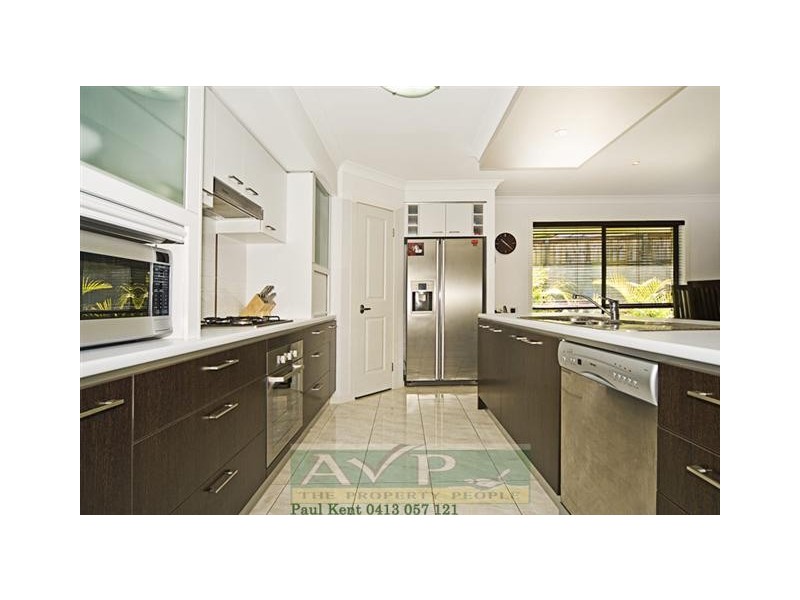 8 Long Island Drive, Windaroo QLD 4207