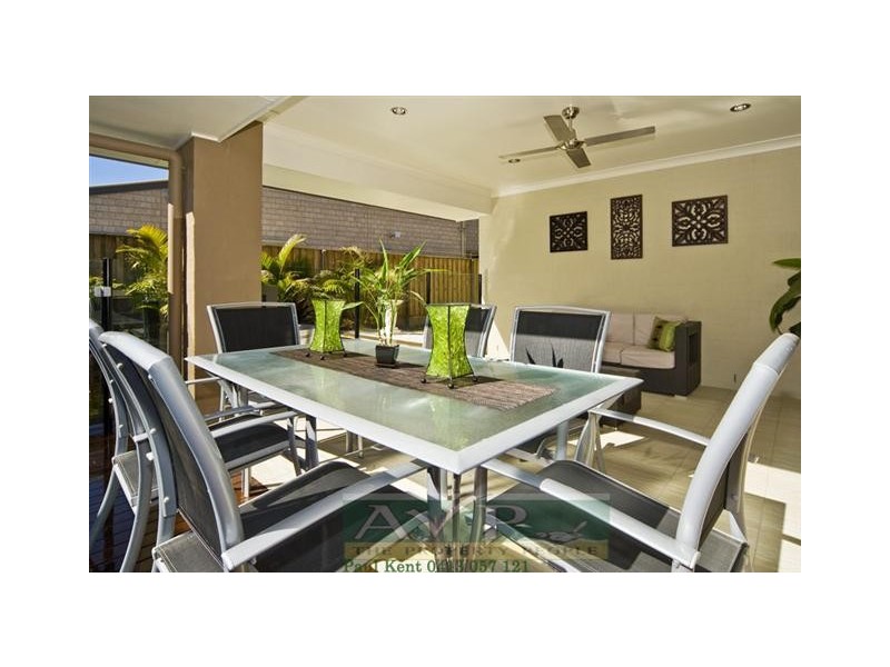 8 Long Island Drive, Windaroo QLD 4207