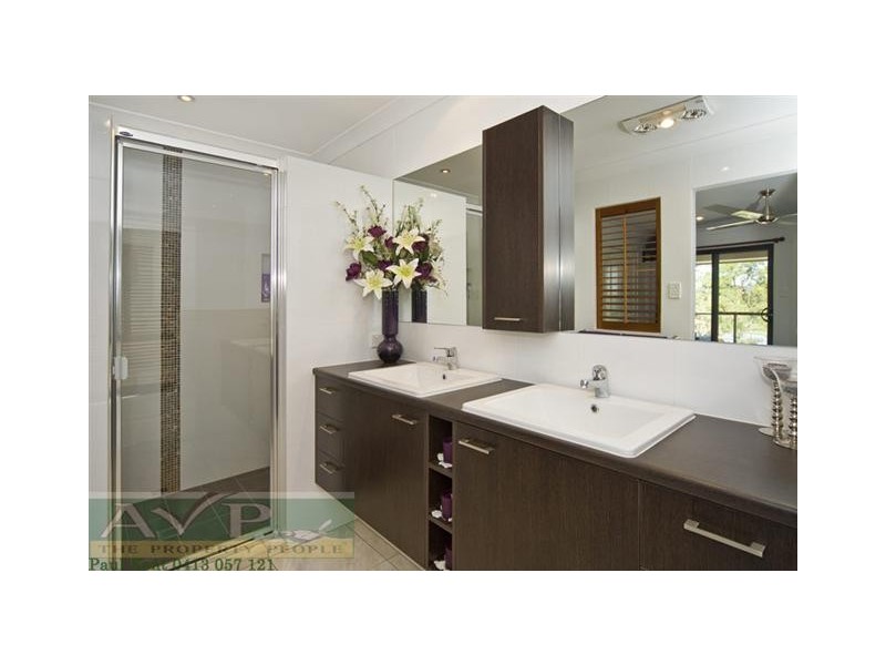 8 Long Island Drive, Windaroo QLD 4207