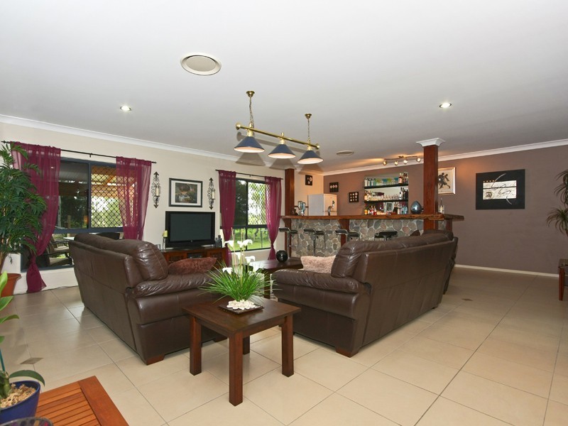 64 Racecourse Place, Tamborine QLD 4270