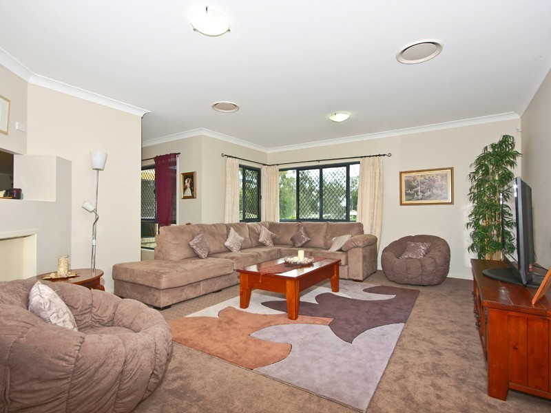 64 Racecourse Place, Tamborine QLD 4270