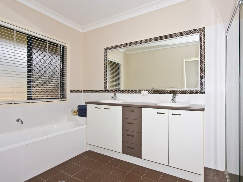 64 Racecourse Place, Tamborine QLD 4270