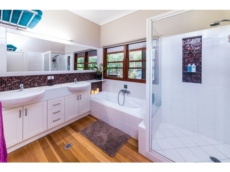 8 Campbells Road, Cootharaba QLD 4565