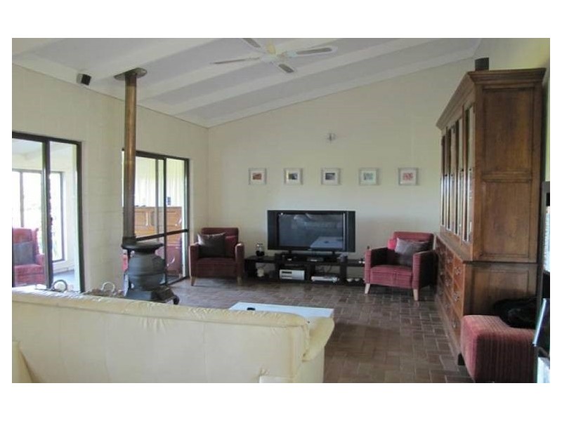 19 Pine Tree Drive, Lake Macdonald QLD 4563