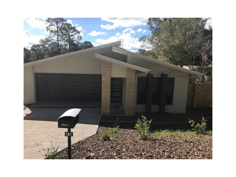 19 Memorial Avenue, Pomona QLD 4568