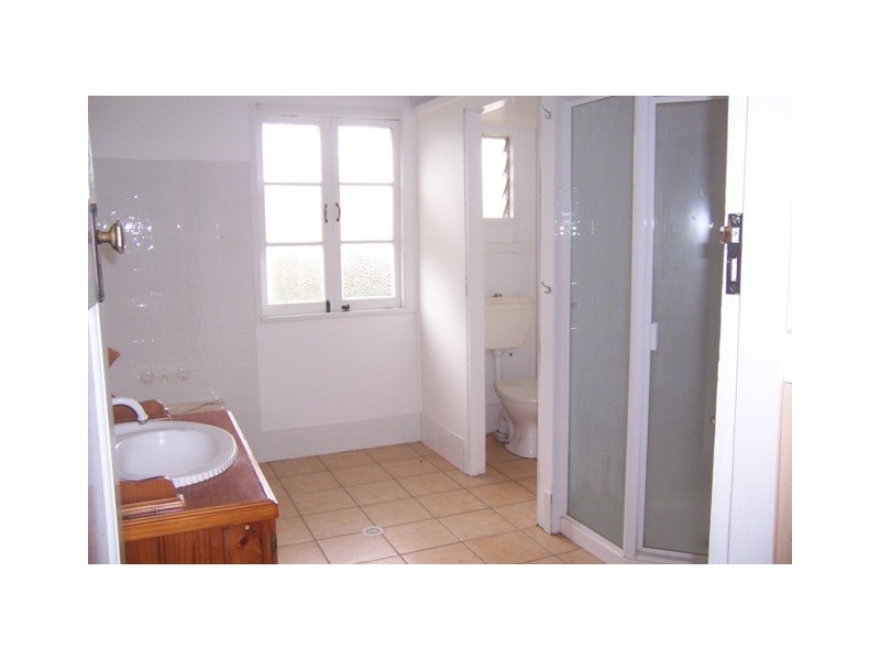 33 Railway Parade, Pomona QLD 4568