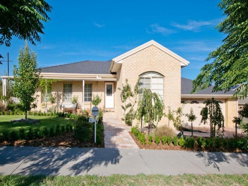 10 Maccoll Street, Craigieburn VIC 3064