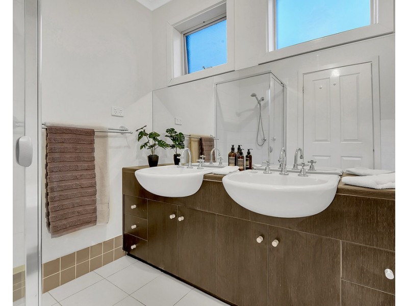 5 Astley Walk, Roxburgh Park VIC 3064