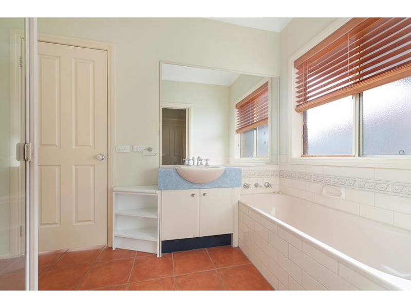 4 Heathwood Close, Craigieburn VIC 3064