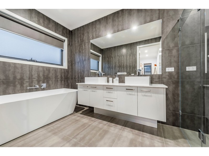 7 Montvale Drive, Craigieburn VIC 3064