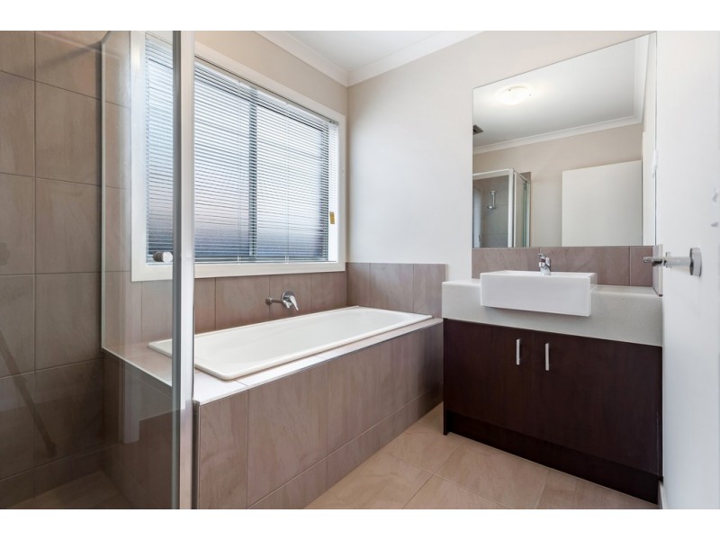 13 Mountleigh Circuit, Craigieburn VIC 3064