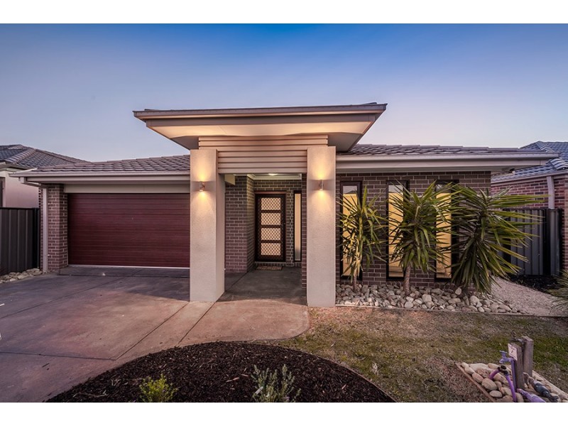 18 Oakgrove Drive, Craigieburn VIC 3064