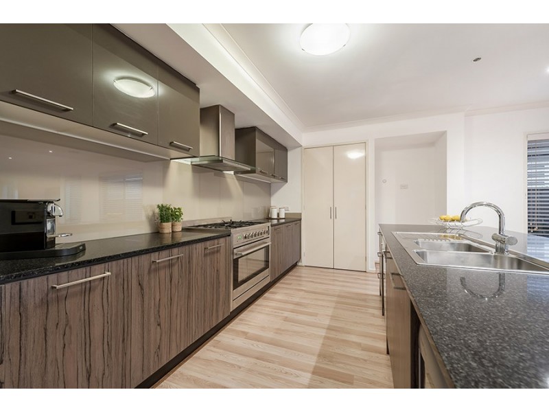 18 Oakgrove Drive, Craigieburn VIC 3064