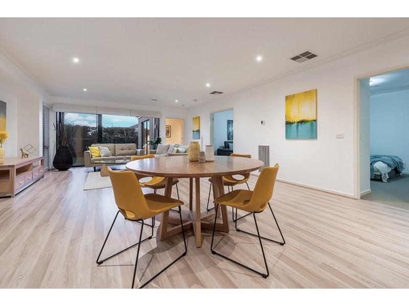 18 Oakgrove Drive, Craigieburn VIC 3064