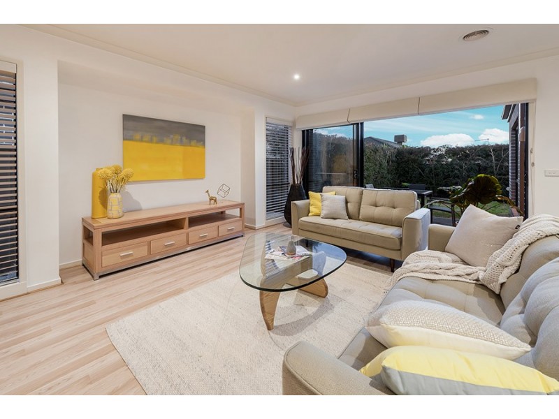 18 Oakgrove Drive, Craigieburn VIC 3064