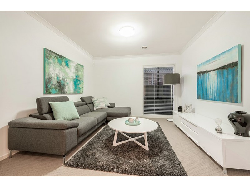 18 Oakgrove Drive, Craigieburn VIC 3064