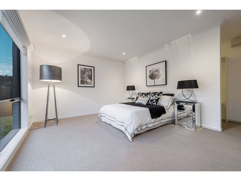18 Oakgrove Drive, Craigieburn VIC 3064