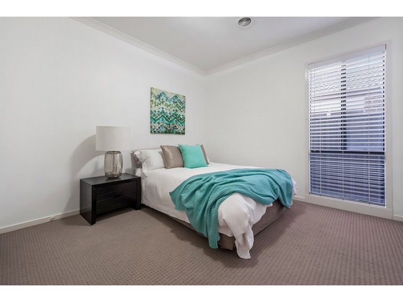 18 Oakgrove Drive, Craigieburn VIC 3064