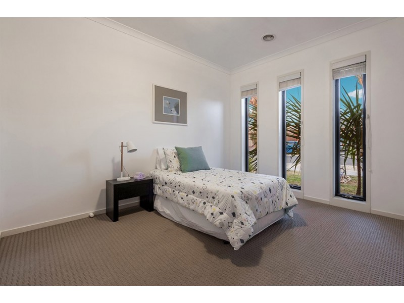 18 Oakgrove Drive, Craigieburn VIC 3064