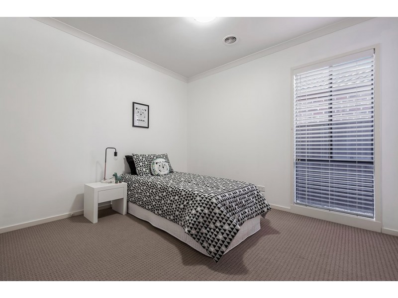 18 Oakgrove Drive, Craigieburn VIC 3064