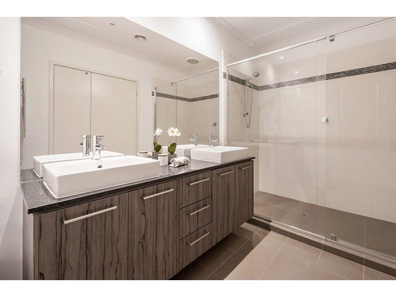 18 Oakgrove Drive, Craigieburn VIC 3064