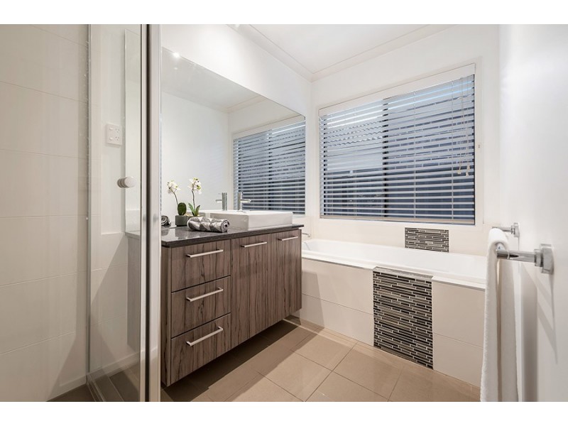 18 Oakgrove Drive, Craigieburn VIC 3064