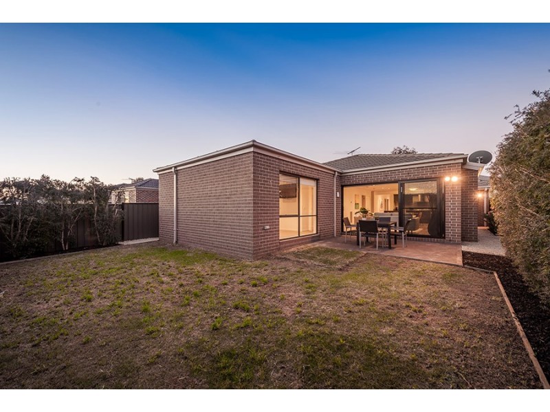 18 Oakgrove Drive, Craigieburn VIC 3064