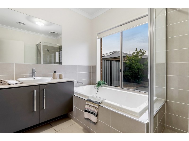 31 Versant Drive, Craigieburn VIC 3064