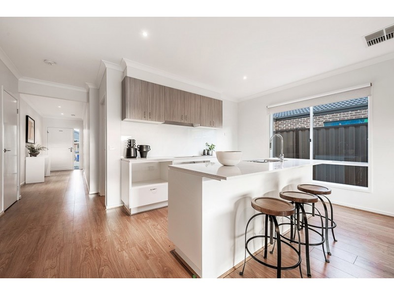 33 Peninsula Crescent, Craigieburn VIC 3064