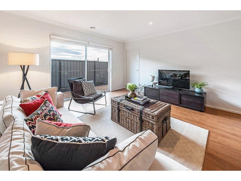 33 Peninsula Crescent, Craigieburn VIC 3064