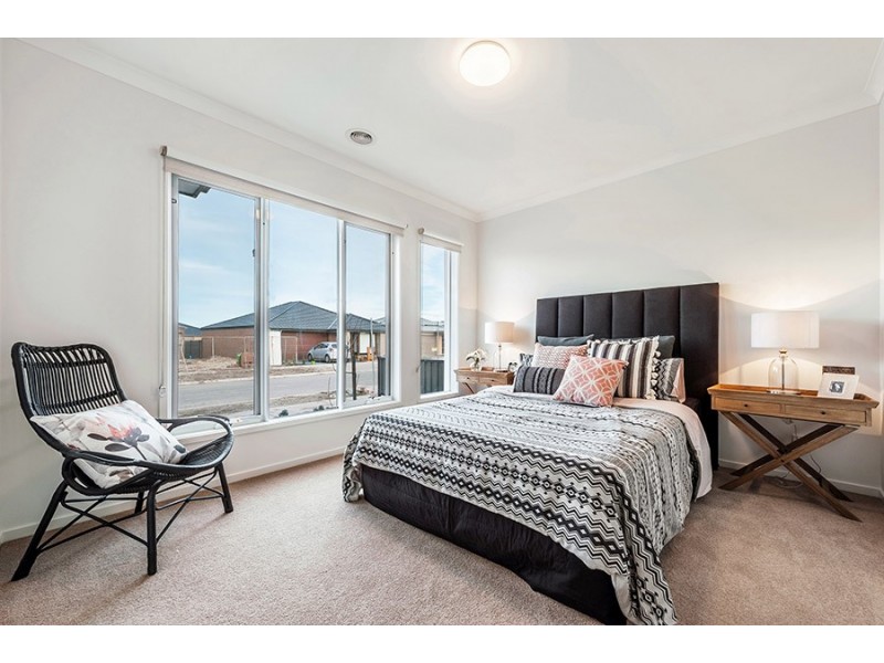 33 Peninsula Crescent, Craigieburn VIC 3064