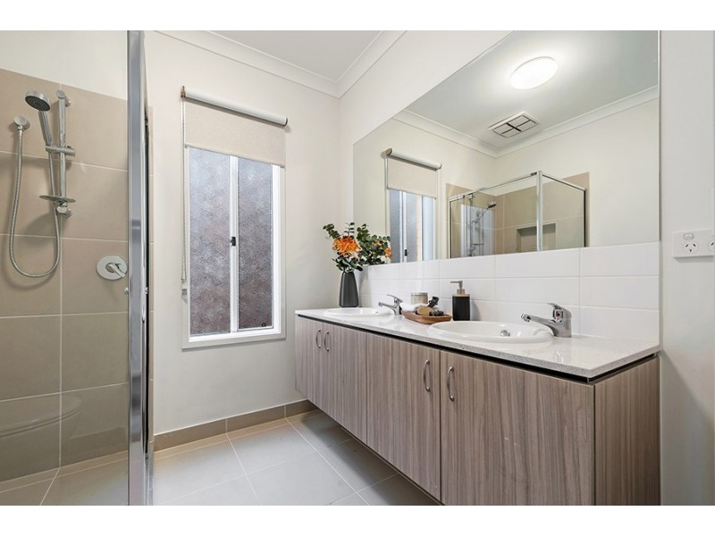 33 Peninsula Crescent, Craigieburn VIC 3064