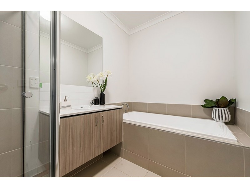 33 Peninsula Crescent, Craigieburn VIC 3064