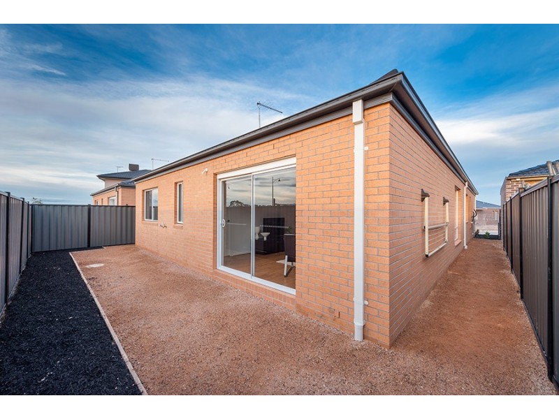 33 Peninsula Crescent, Craigieburn VIC 3064