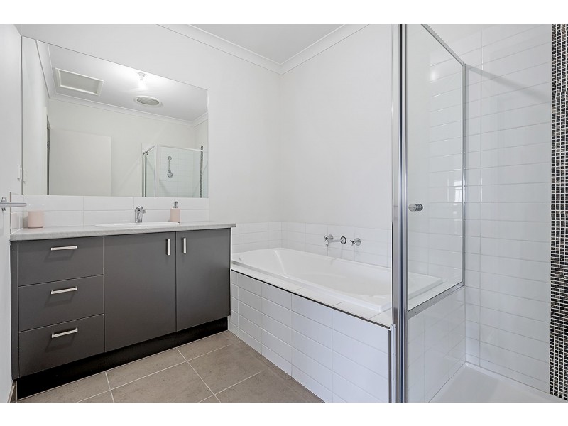 3/33 Kirkstead Grove, Craigieburn VIC 3064