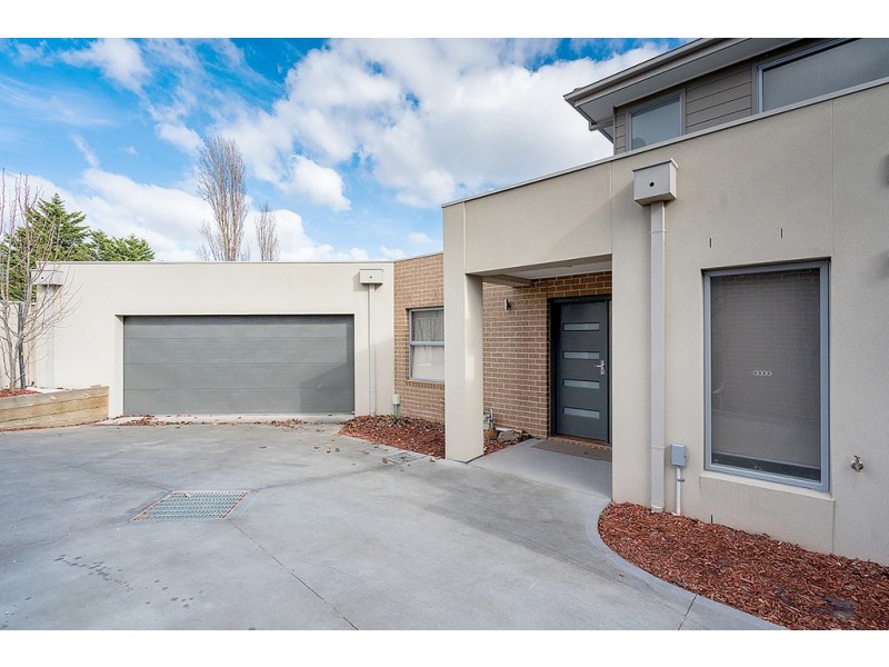 2/11 Lubeck Court, Meadow Heights VIC 3048