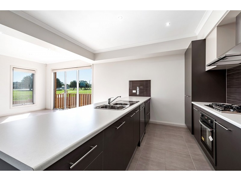 2/11 Lubeck Court, Meadow Heights VIC 3048