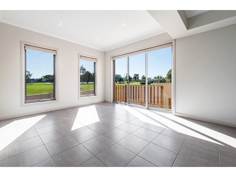 2/11 Lubeck Court, Meadow Heights VIC 3048