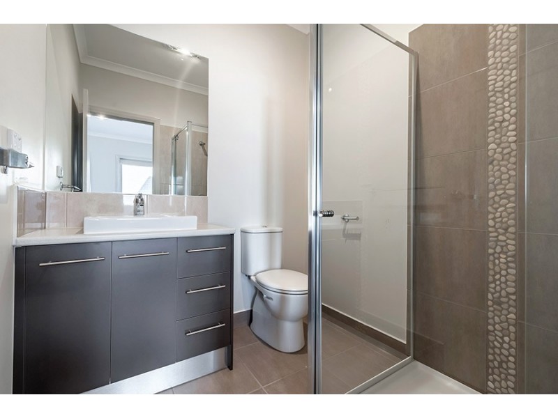 2/11 Lubeck Court, Meadow Heights VIC 3048