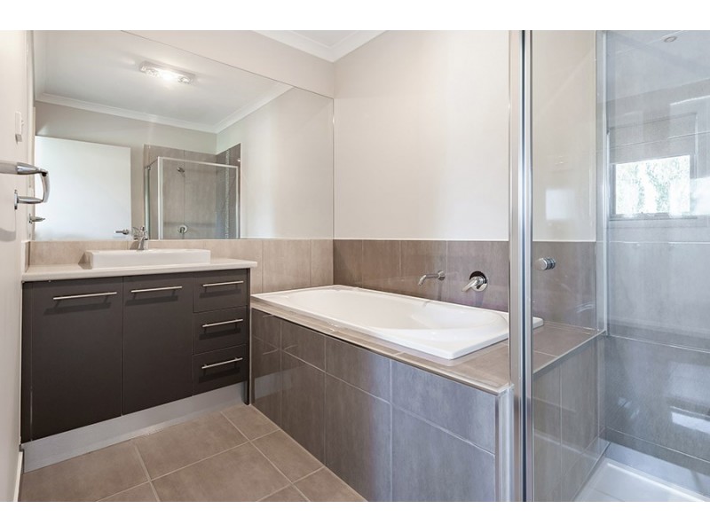 2/11 Lubeck Court, Meadow Heights VIC 3048