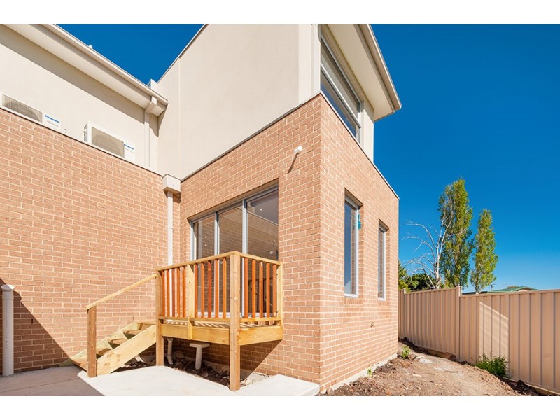 2/11 Lubeck Court, Meadow Heights VIC 3048