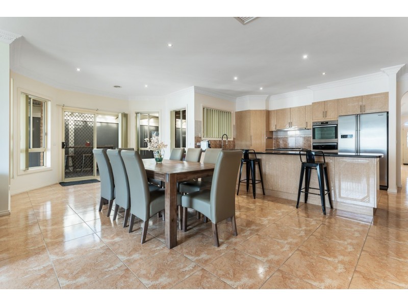 12 Pine Valley Rise, Craigieburn VIC 3064