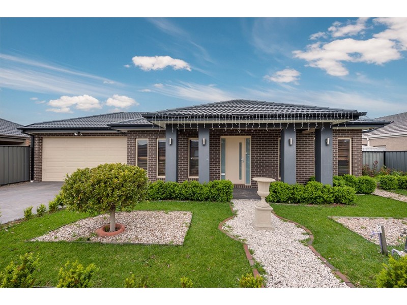 24 Fairhaven Blvd, Craigieburn VIC 3064