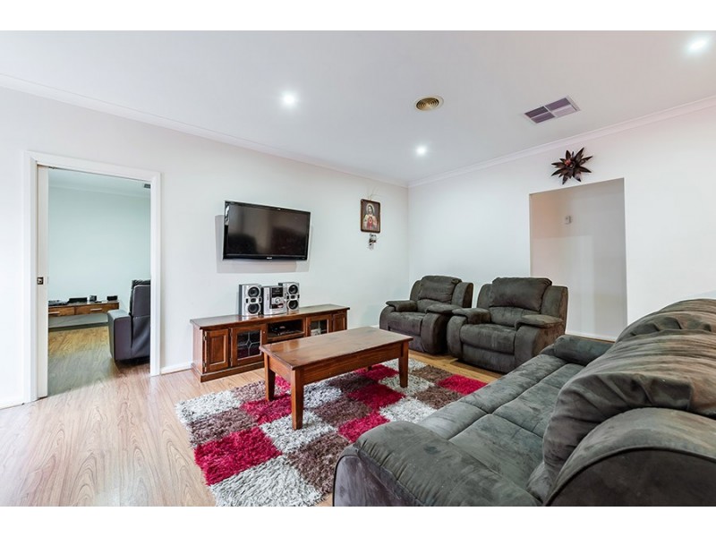 24 Fairhaven Blvd, Craigieburn VIC 3064