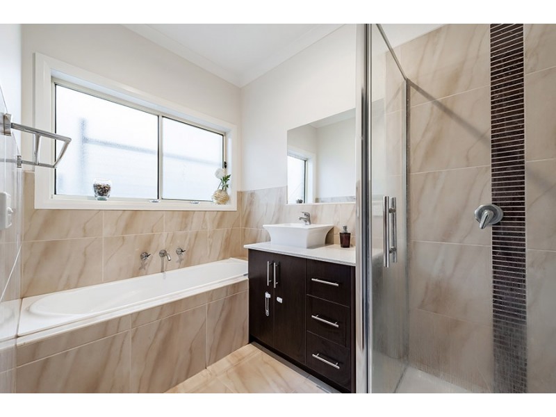 24 Fairhaven Blvd, Craigieburn VIC 3064