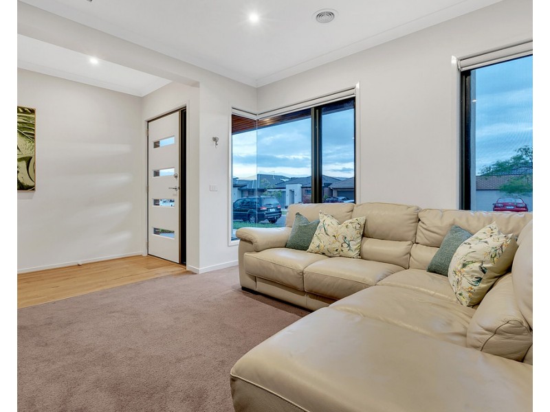 8 Kangaroo Road, Craigieburn VIC 3064