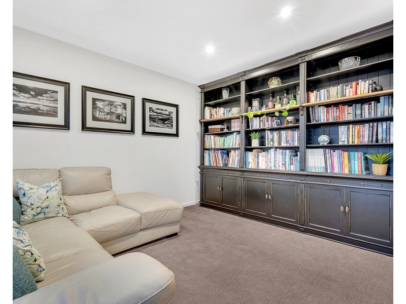 8 Kangaroo Road, Craigieburn VIC 3064
