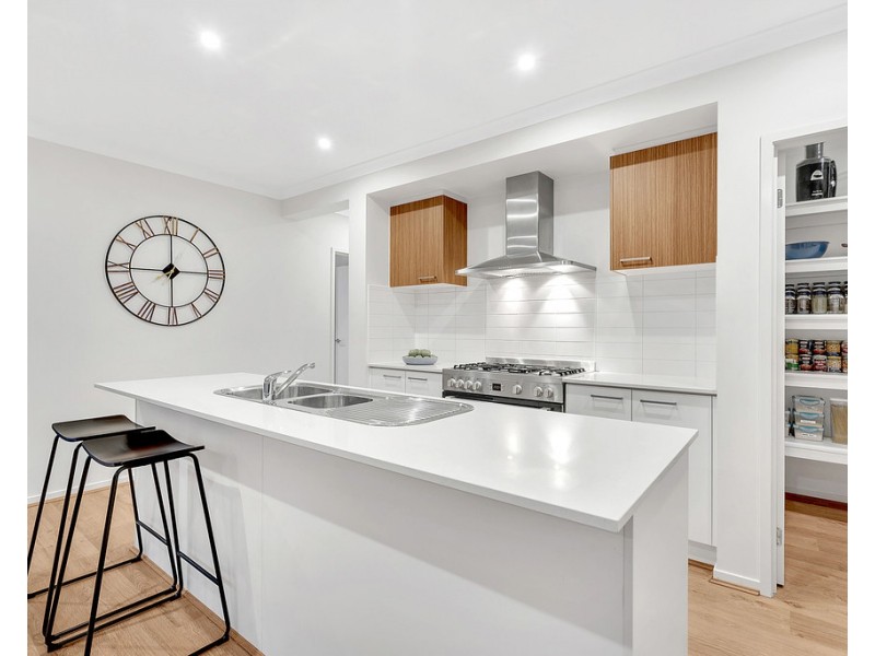 8 Kangaroo Road, Craigieburn VIC 3064