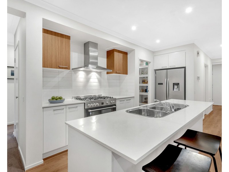 8 Kangaroo Road, Craigieburn VIC 3064
